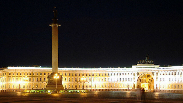 Ночная площадь зимнего дворца.